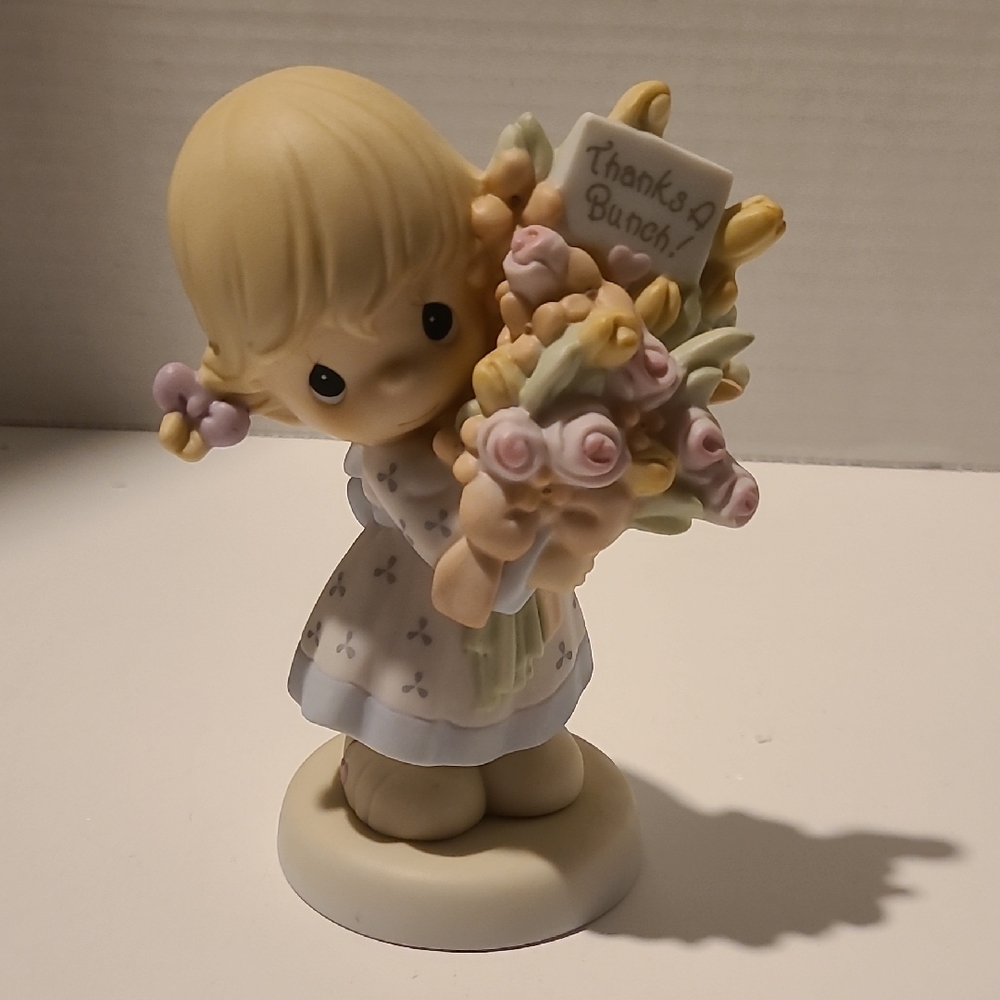 Precious Moments Collectors Club 2000 Figurine Holding Bouquet